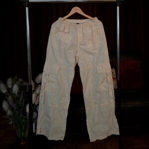 MID-RISE WIDE LEG PULL-ON CARGO PANTS.